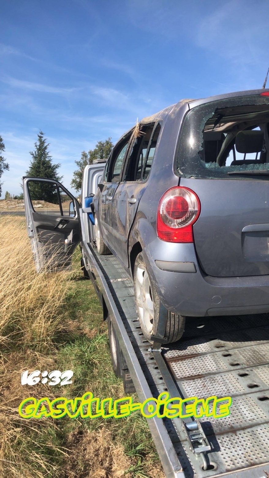 Véhicule accidenté chargé sur un camion plateau