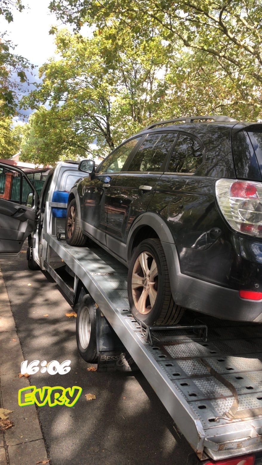 SUV pris en charge sur un camion plateau en Île-de-France